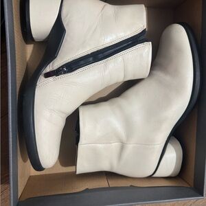Ecco Women's Off-White Ankle Boots size 7